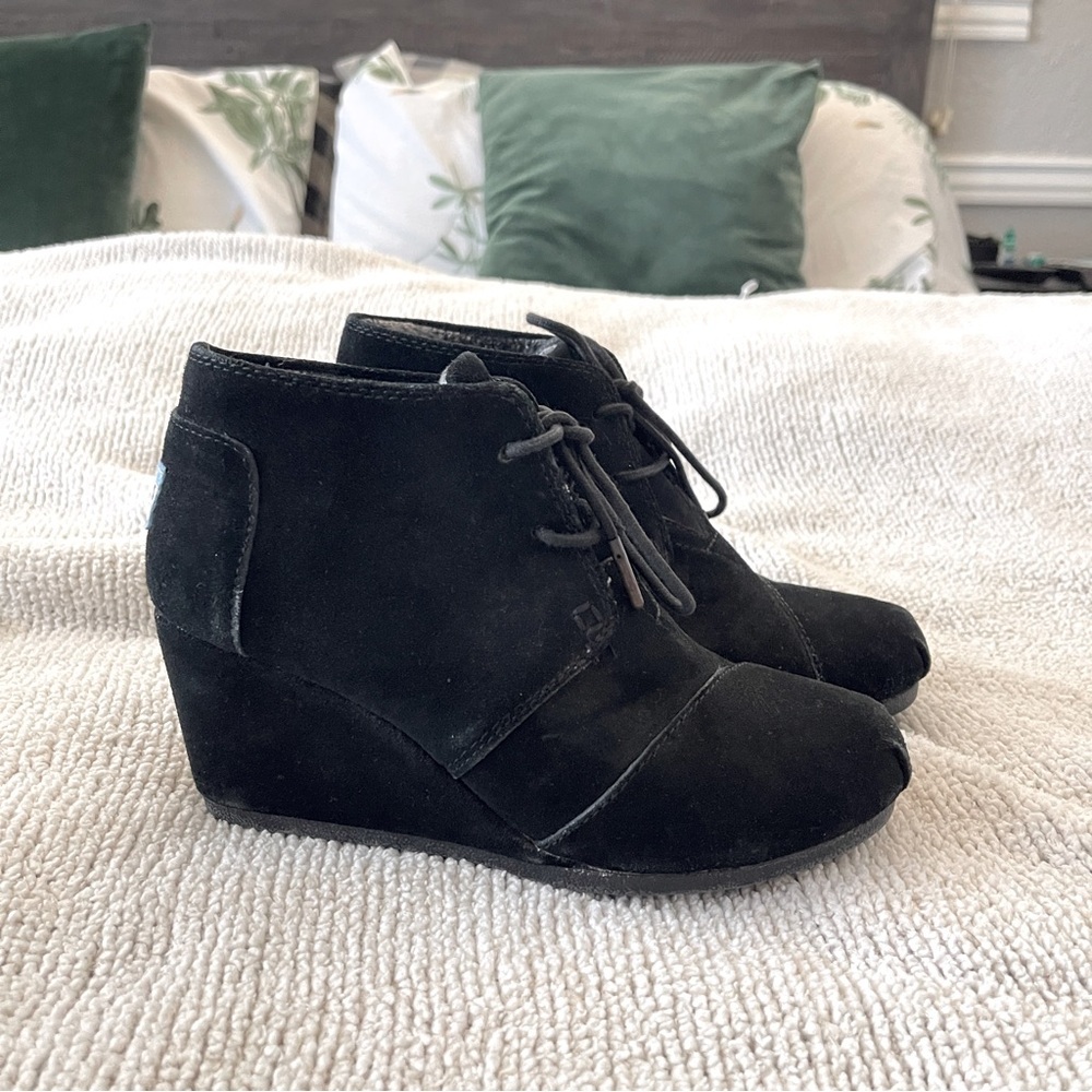 TOMS Women's Black Suede Ankle bootie wedge 6